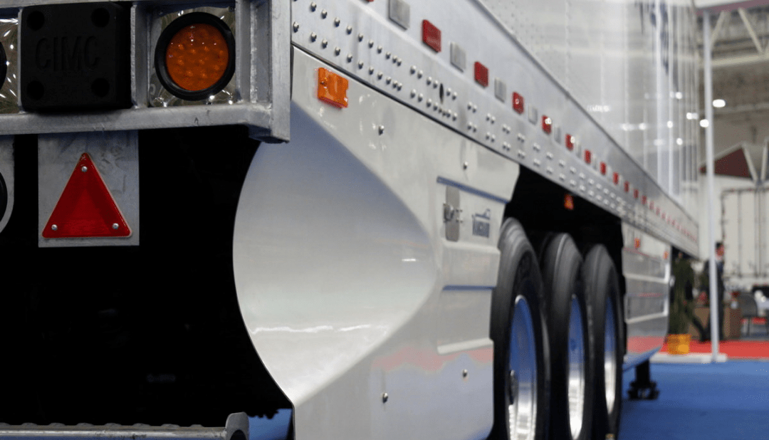 山西海星集团中国重汽汕德卡用导流罩把车包起来这样干能省多少油