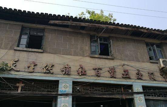 重庆南岸区百年老街，墓碑造房真的稀奇，残垣断壁更添忧愁