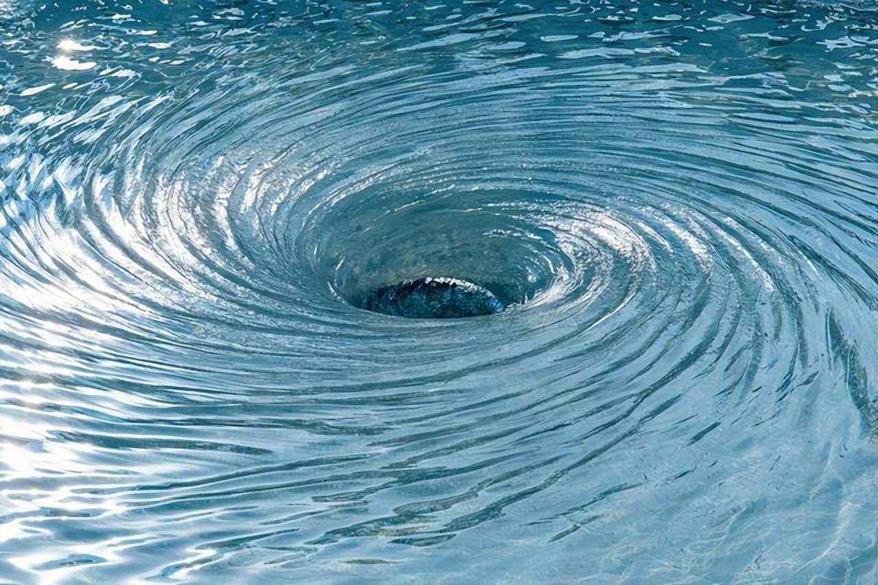 坐标系的错误其实皮内尔湖的下面早就布满了无数大小的盐井,这些资源