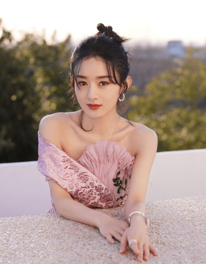 原创赵丽颖也太好看了身穿粉色花瓣裙网友完全是在逃公主本人