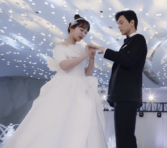 "童颜cp"婚礼受好评,无美颜花絮被传,杨紫真实身材一眼即知_网友_肩膀