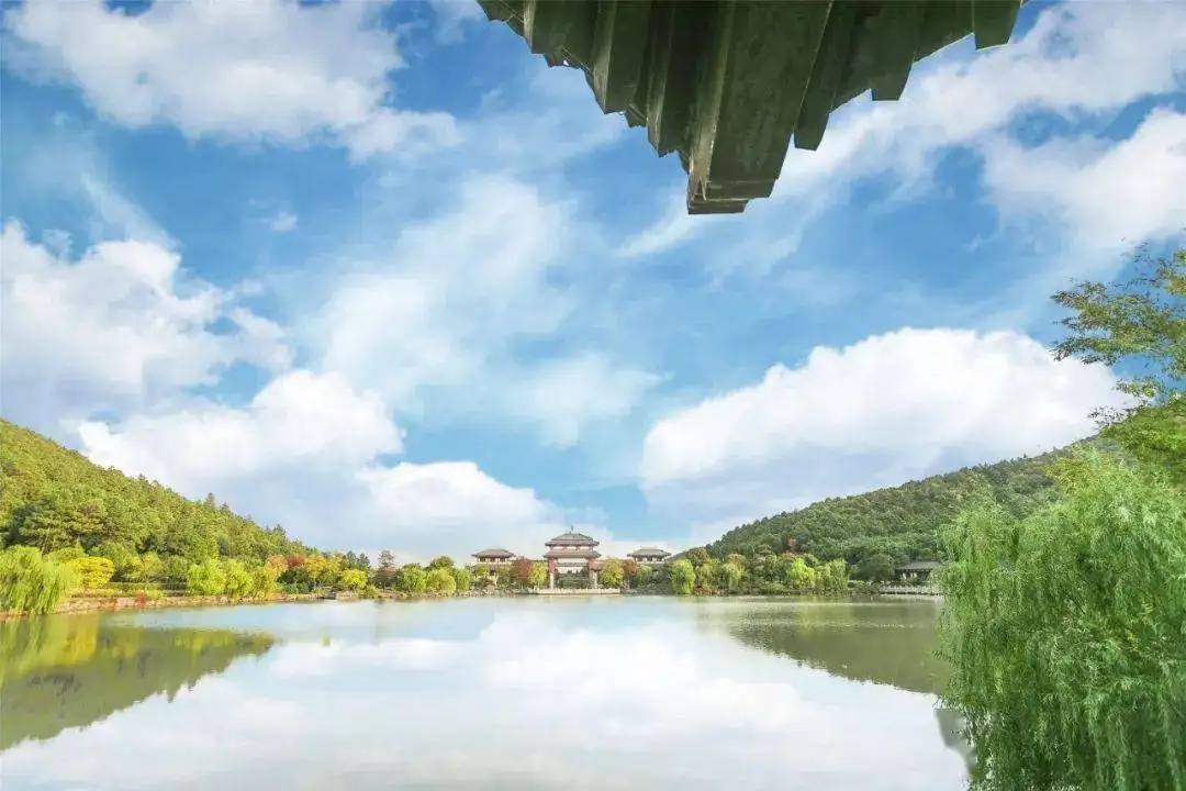 江苏一座主峰海拔341.7米的山，是吴中太湖旅游区的重要组成部分
