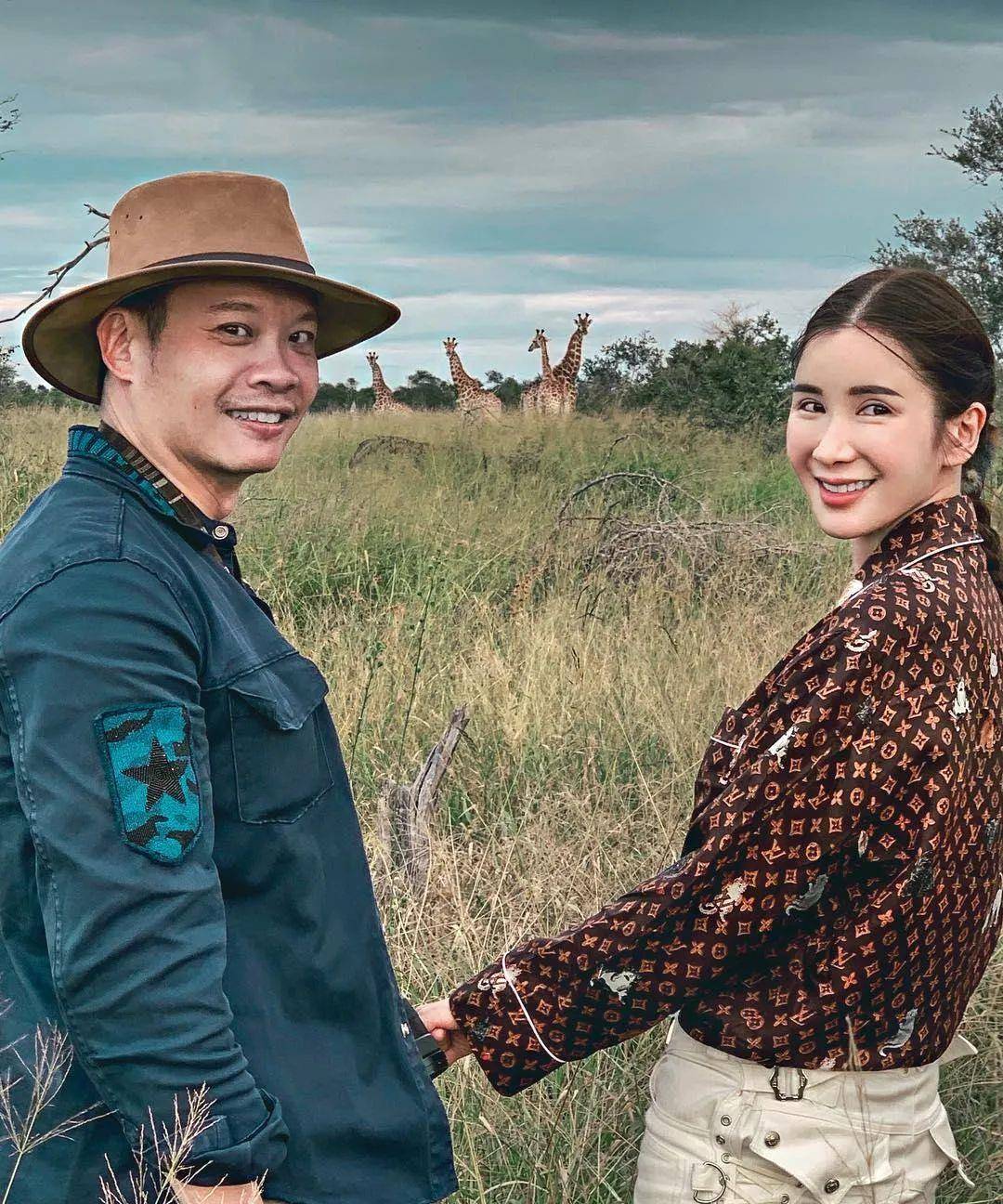 他对待蔡欣颖,也确实像爸爸照顾女儿一样体贴,一个46岁的"中年妇女"