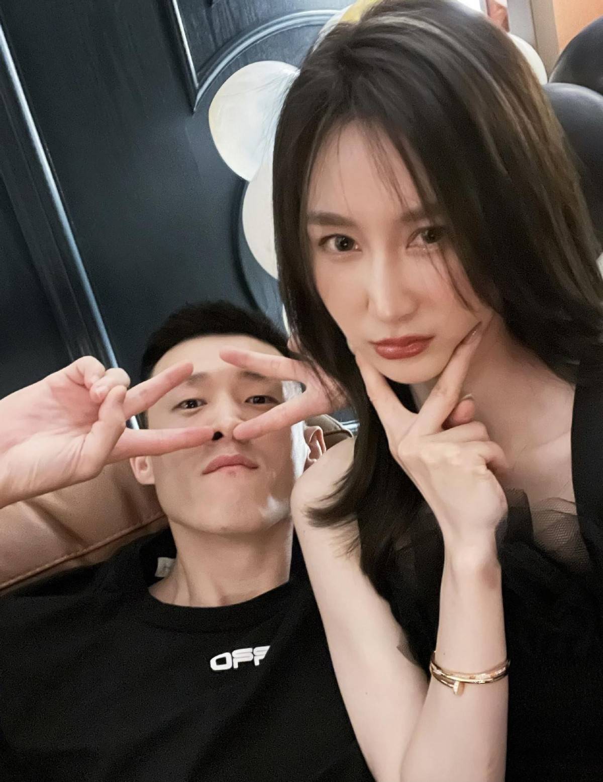 而老婆小美时常会出镜,成为周鹏拍摄内容的一员,从这一点来看,也可以