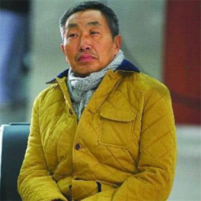真的是值得很多年轻的艺人学习,今天我们要说的这位就是杜源