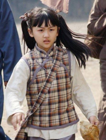 陆子艺14岁参演了古装剧《花千骨》,在剧中饰演女主角的徒弟幽若,同样