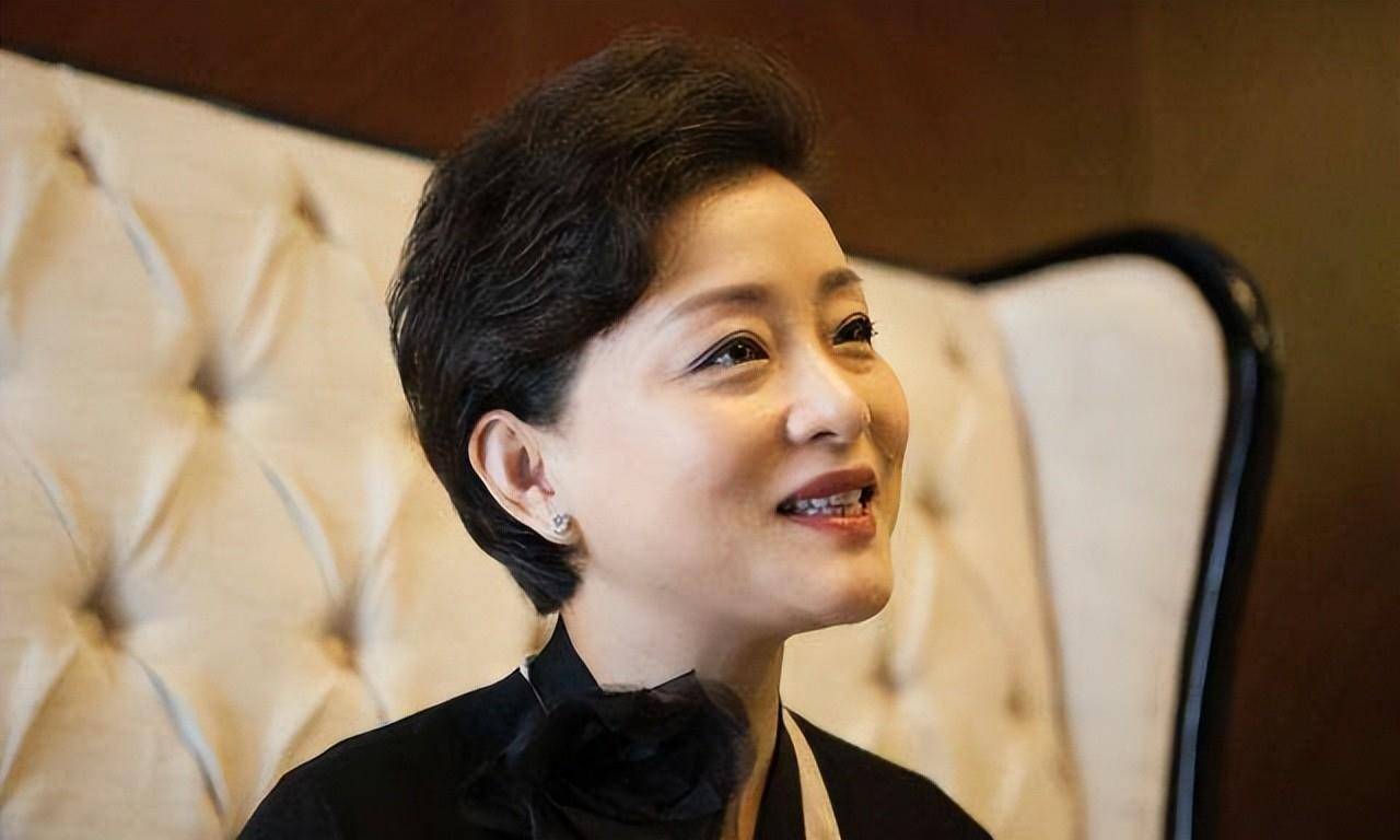 2005年杨澜采访克林顿问了一个刁钻的问题身旁秘书一直瞪她