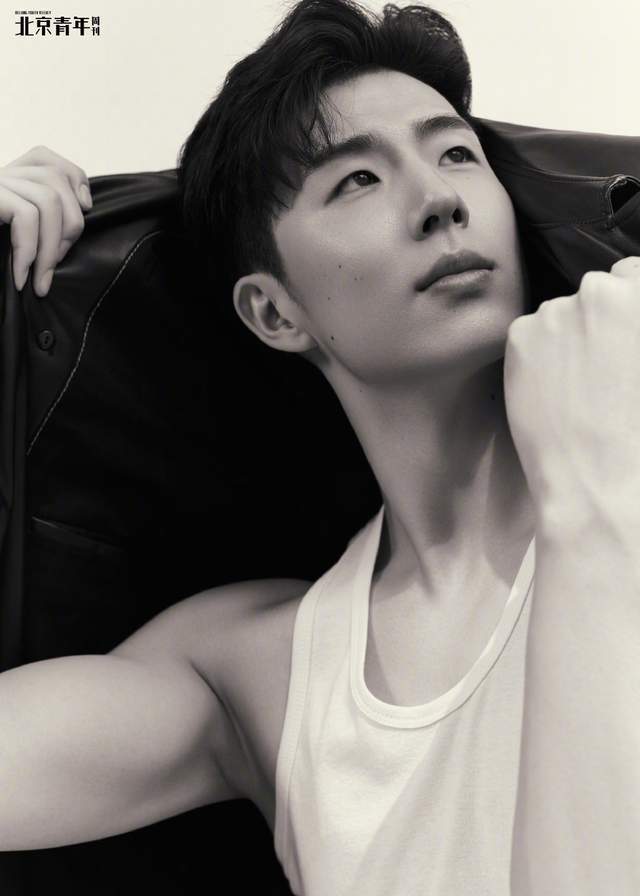 磕到了王诗玥柳鑫宇拍时尚大片大柳皮大衣风度翩翩玥玥轻舞飞扬