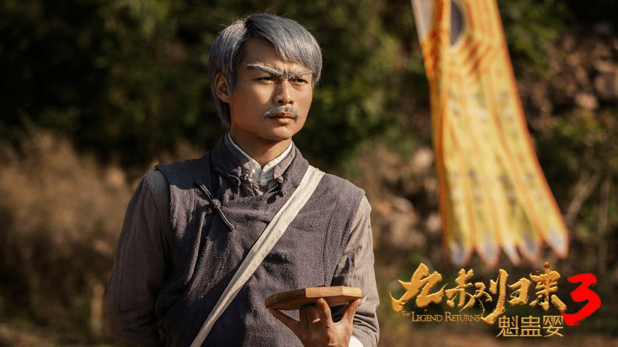 那个看起来可怕的小小婴孩,也会摇动着拨浪鼓,吹起海螺,露出天真的