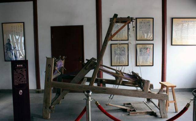 人们大都只能用手工去掉棉籽,然后用丝弦和竹片制作成简陋的弹棉花