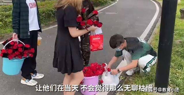 原创杭州：退伍大学生自费准备上百朵应急玫瑰，学弟学妹“脸红”了