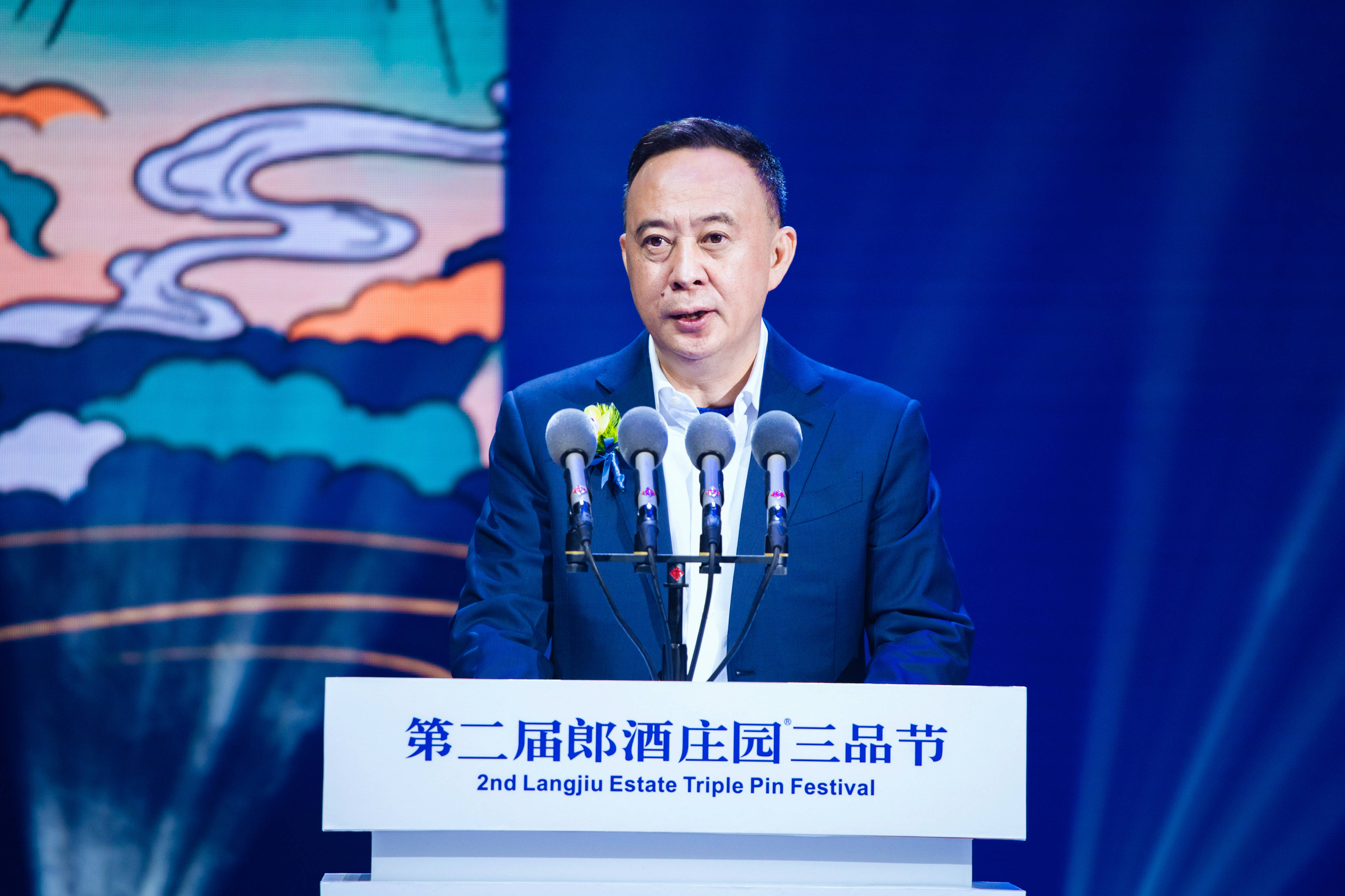 郎酒集团董事长汪俊林致辞基于提前布局产能,红花郎的基酒都在5年以上