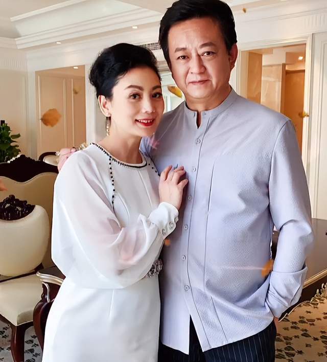 两人罕拍亲密合照,脸部通红疑喝酒_谭梅_妻子_老公