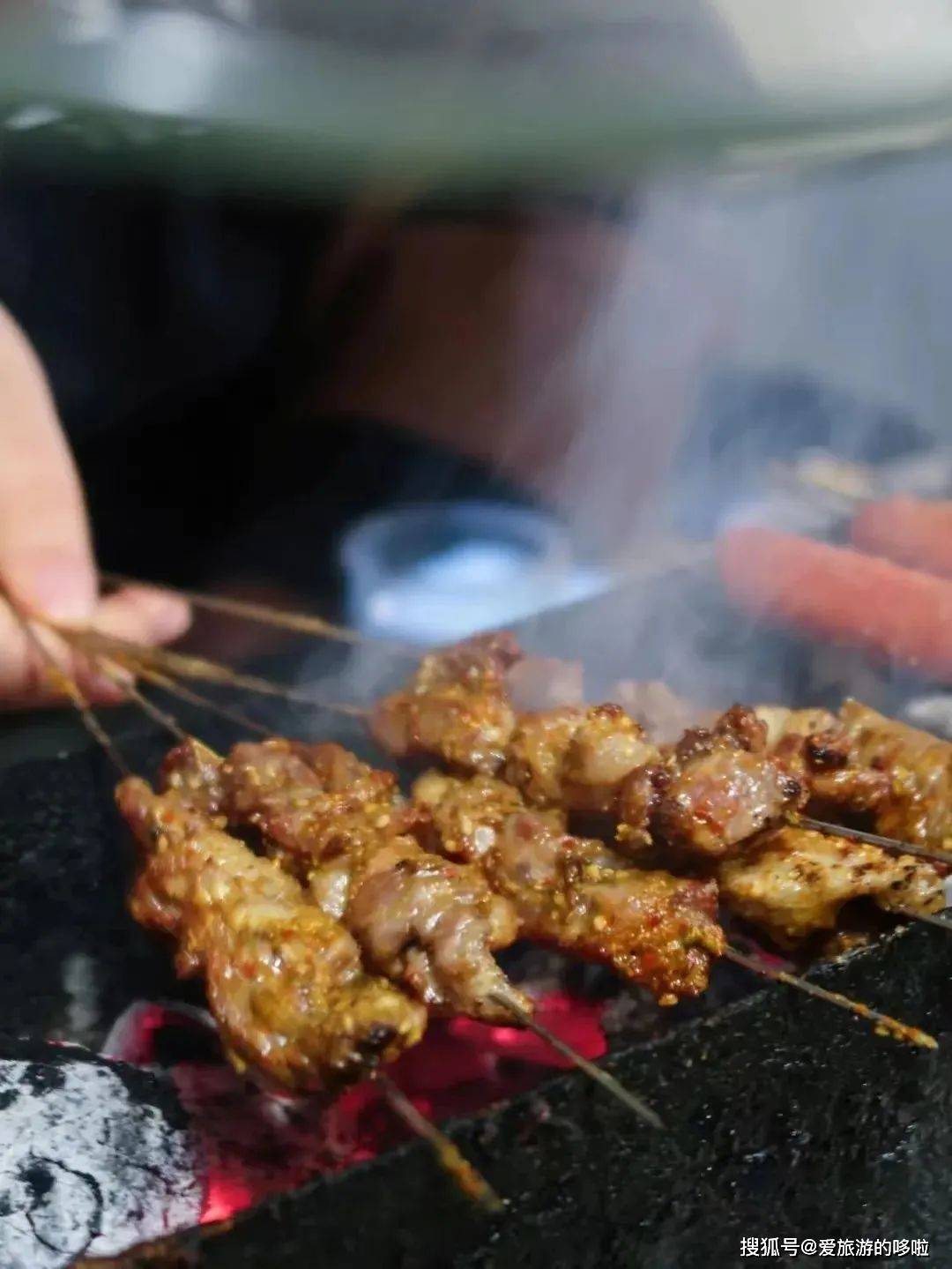 雞翅醃得很入味,外脆裡嫩,羊肉串肥瘦相間,鮮嫩多汁,還有油包肝,黃金