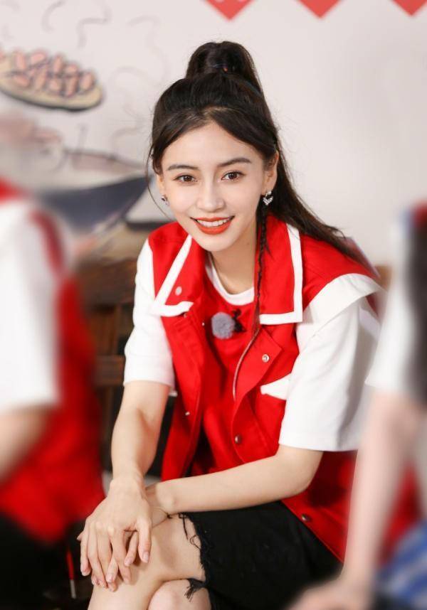 原创angelababy带小海绵出外游玩遭怒骂机不离手儿子全由保姆照顾