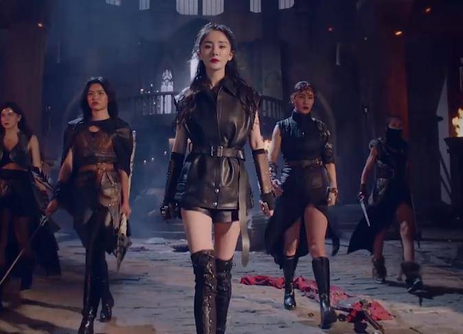 杨幂最新造型曝光一席黑袍披风一秒梦回屠灵大佬