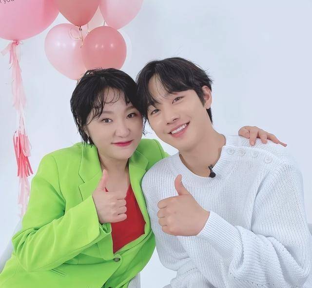 原创安孝燮与吕部长金贤淑相见欢直播见面会表演大腿鼓掌