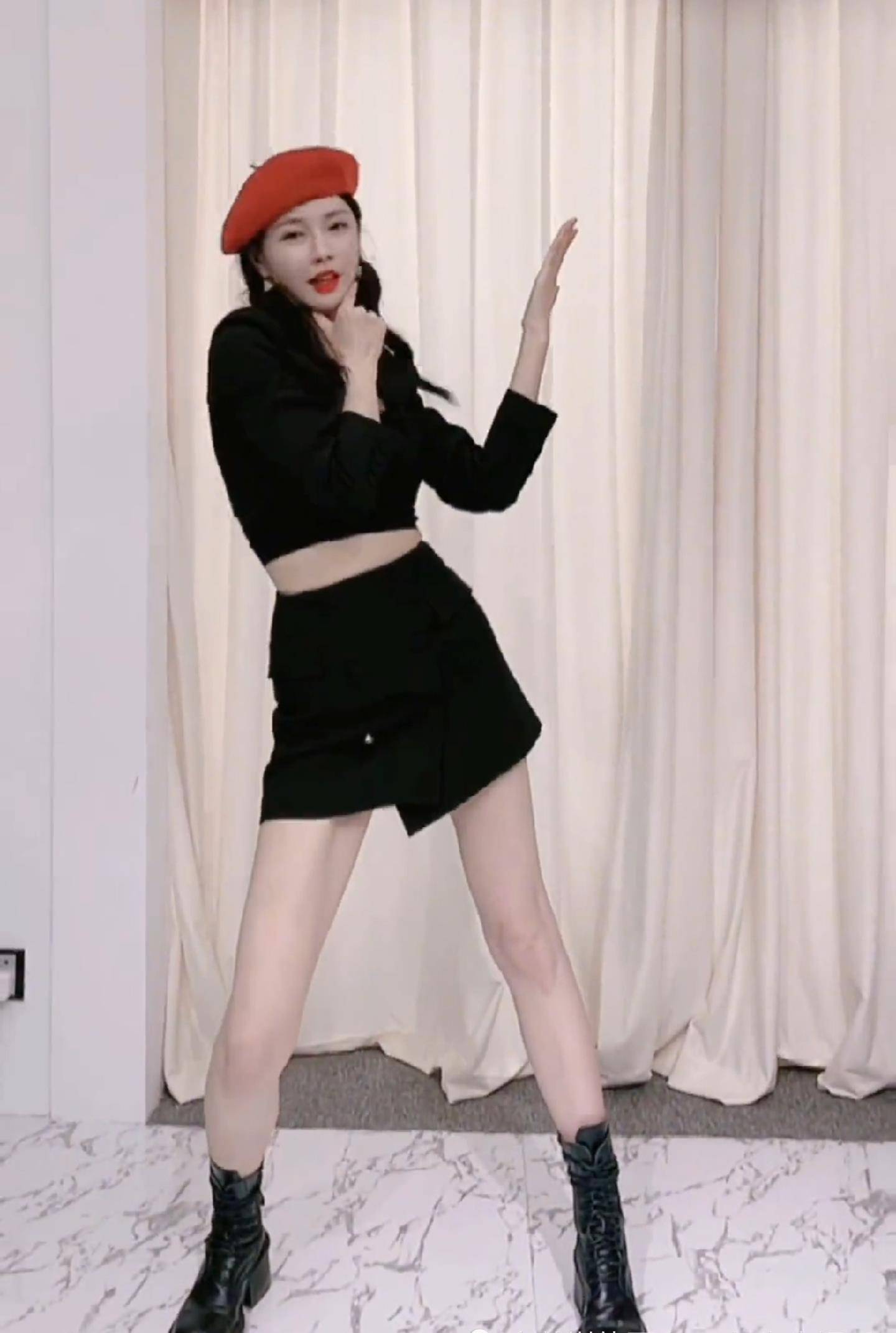 32岁沈梦辰家中热舞穿短裙秀白嫩长腿网友没怀孕