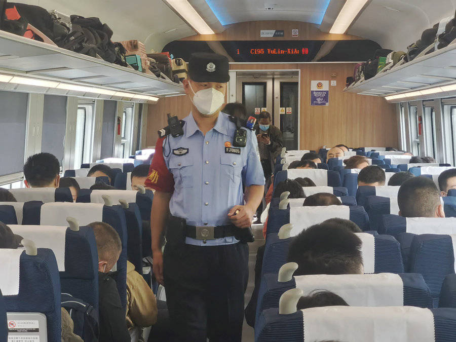 延安铁路公安处乘警支队辅警们护航出行路履职显担当