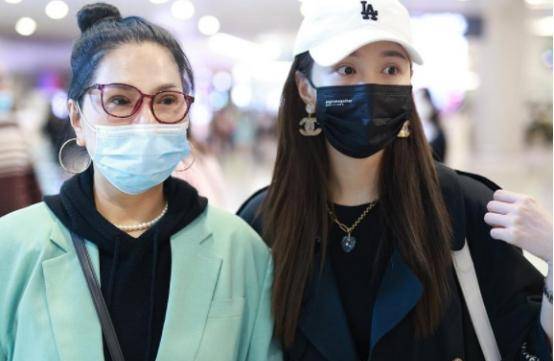 沈梦辰带妈妈去机场沈妈穿着时尚两人同框就像姐妹花