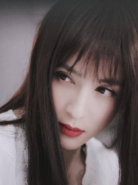 原创娱乐圈中的女装大佬本以为薛之谦够惊艳了看到官鸿掰弯了