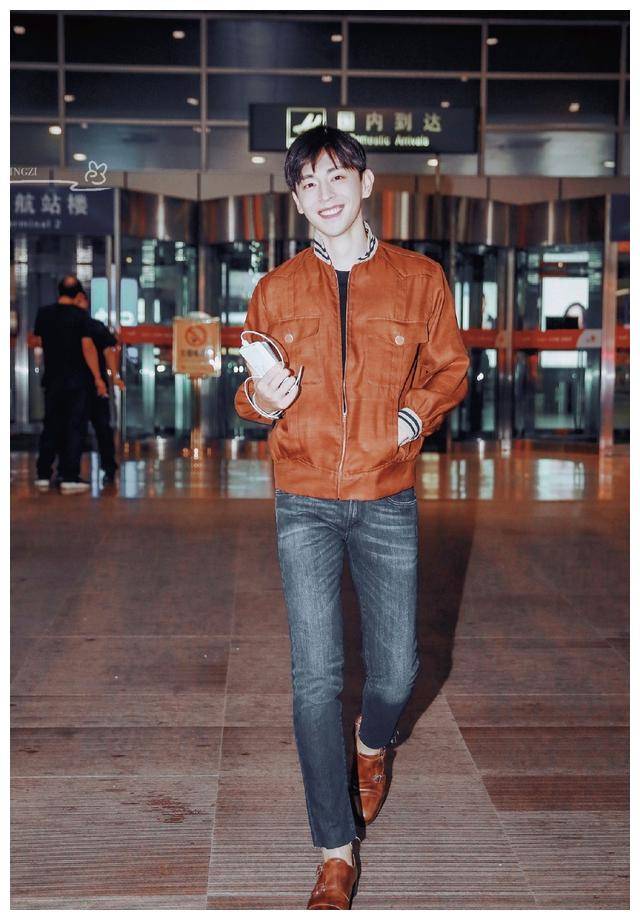 原创邓伦一袭立领夹克敞开衣襟飒爽帅气而风衣搭配墨镜展现高冷风