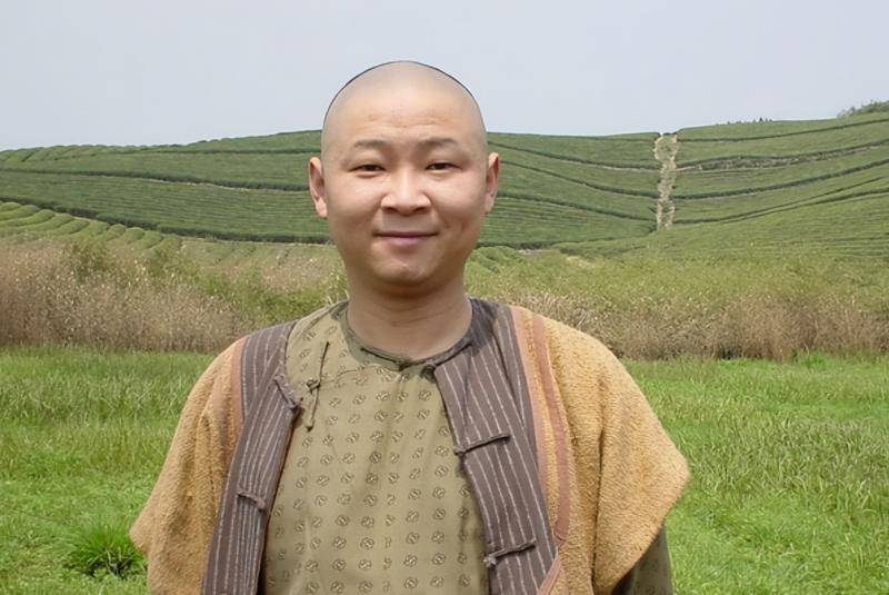 原创三德子赵亮娶小16岁娇妻靠养鸡身价上亿不开豪车骑电驴