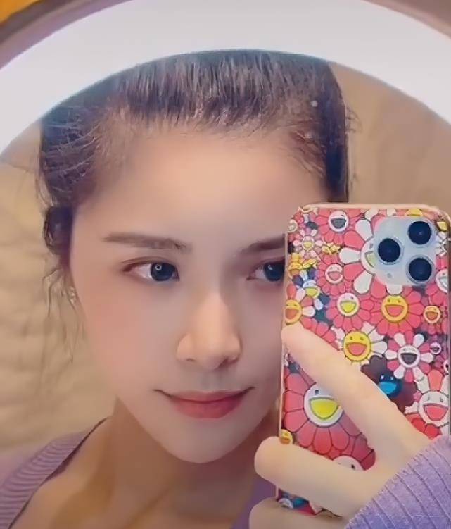 原创王灿坐月子迷上拍视频镜中脖子颜色黢黑谁注意她的发际线