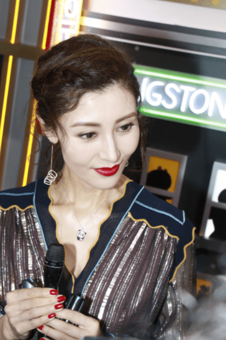 原创李嘉欣这骨相真抗老穿金缕裙贵气十足50岁看起来像30