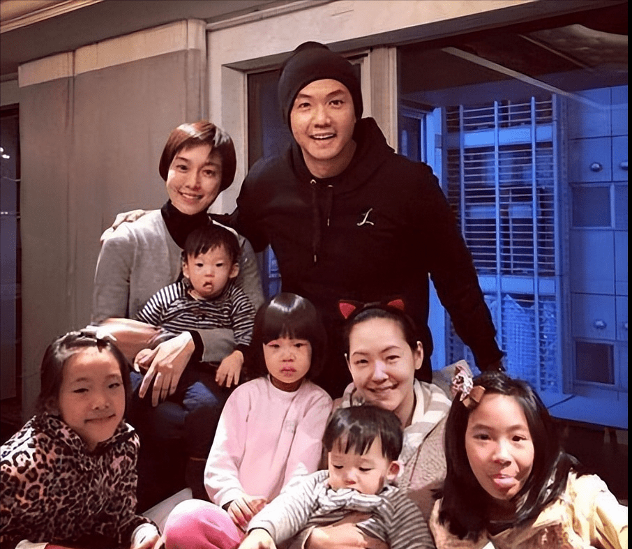 小s16岁长女晒甜美自拍,露出小蛮腰秀好身材,干爹陈建州点赞_许曦文