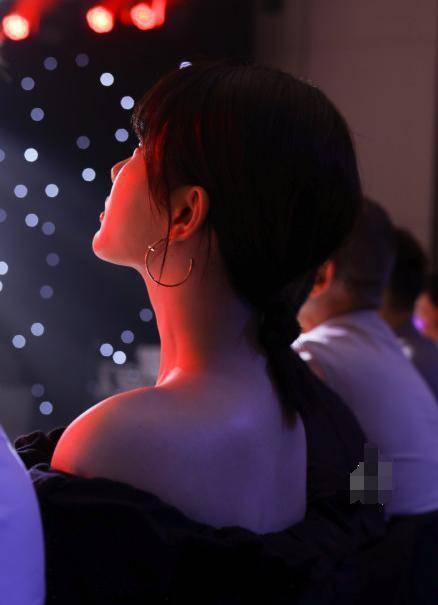 原创             杨紫采纳网友造型建议，淡妆素衣穿一字领的她生图都这么美