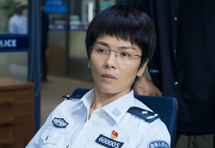 故作严肃的表情,高高隆起的假发,尤其当她戴上警帽的那一刻,瞬间出戏.