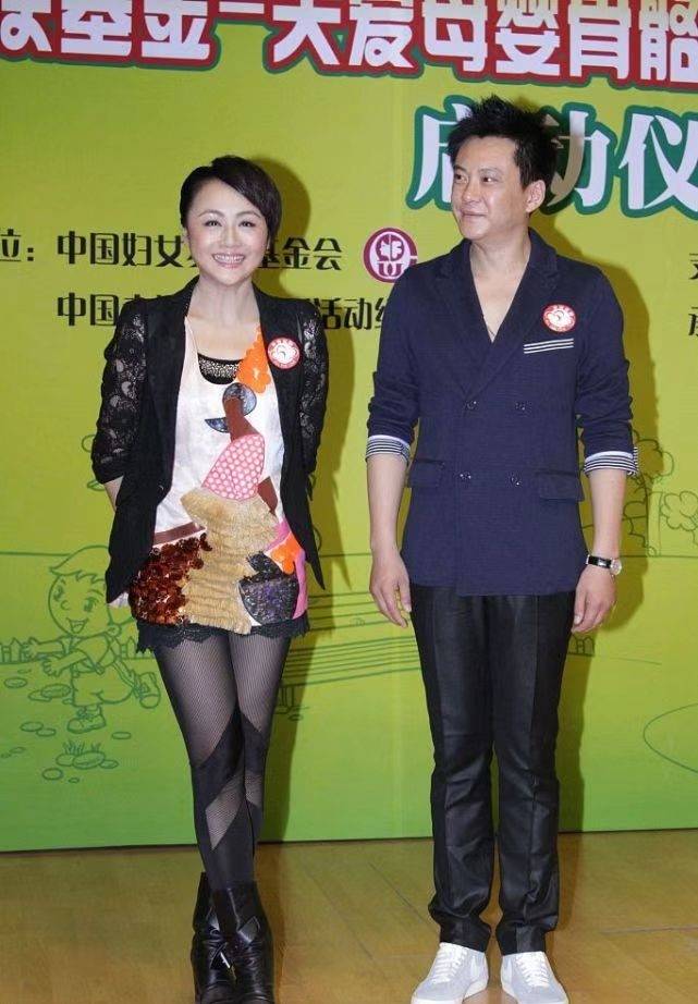 原创曹颖夫妇罕见合体老公真空穿西装好前卫她穿蕾丝配丝袜太风尘