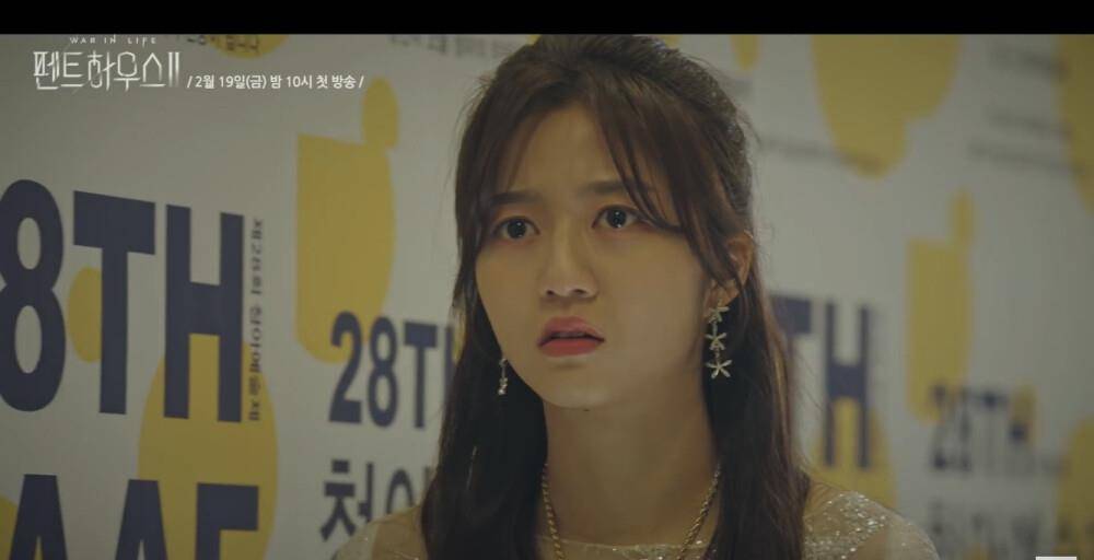 原创顶楼裴露娜悲惨下线观众却觉得她活该露娜为何不讨喜