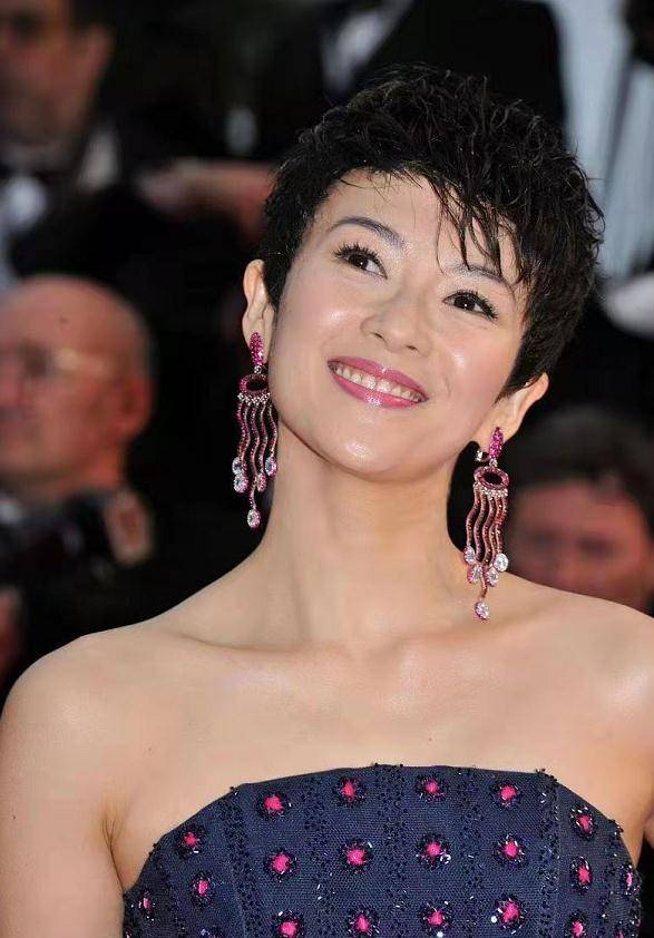 原创章子怡又美到国外去剪掉10年长发配抹身材衣走红毯高级又洋气