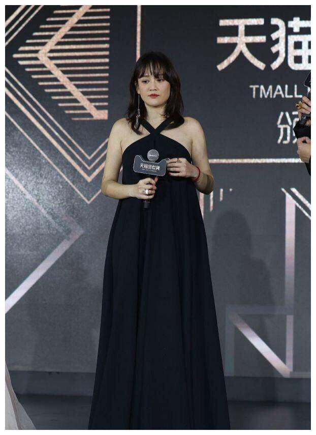 原创辣眼睛女神陈乔恩难逃中年发福黑色吊带裙显胖何止10斤