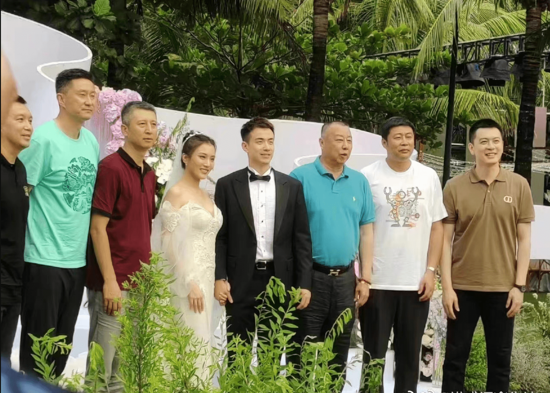 先干为敬赵继伟婚礼给恩师杨鸣敬酒杨导啤酒一口闷纪委还没喝完