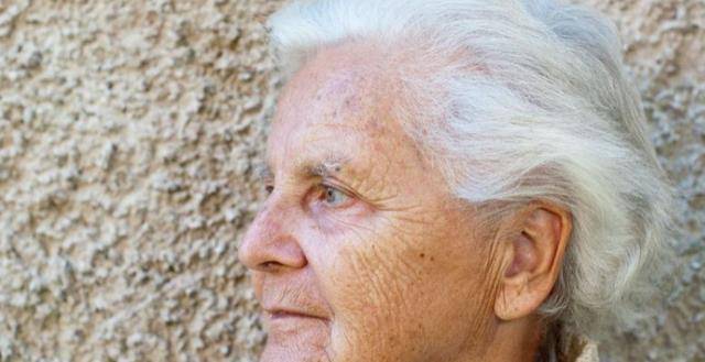 原创             为什么老年人会长老年斑？医生提醒：做好4件事，或可有效改善