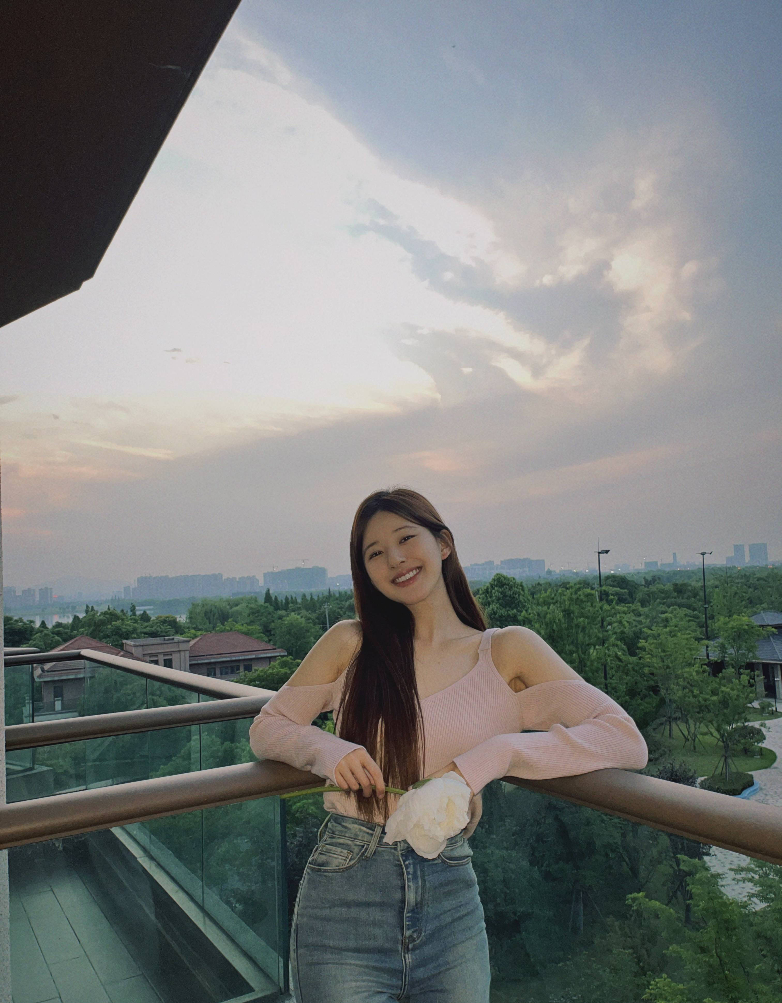 赵露思穿紧身背心身段窈窕 小露香肩气质又纯又欲