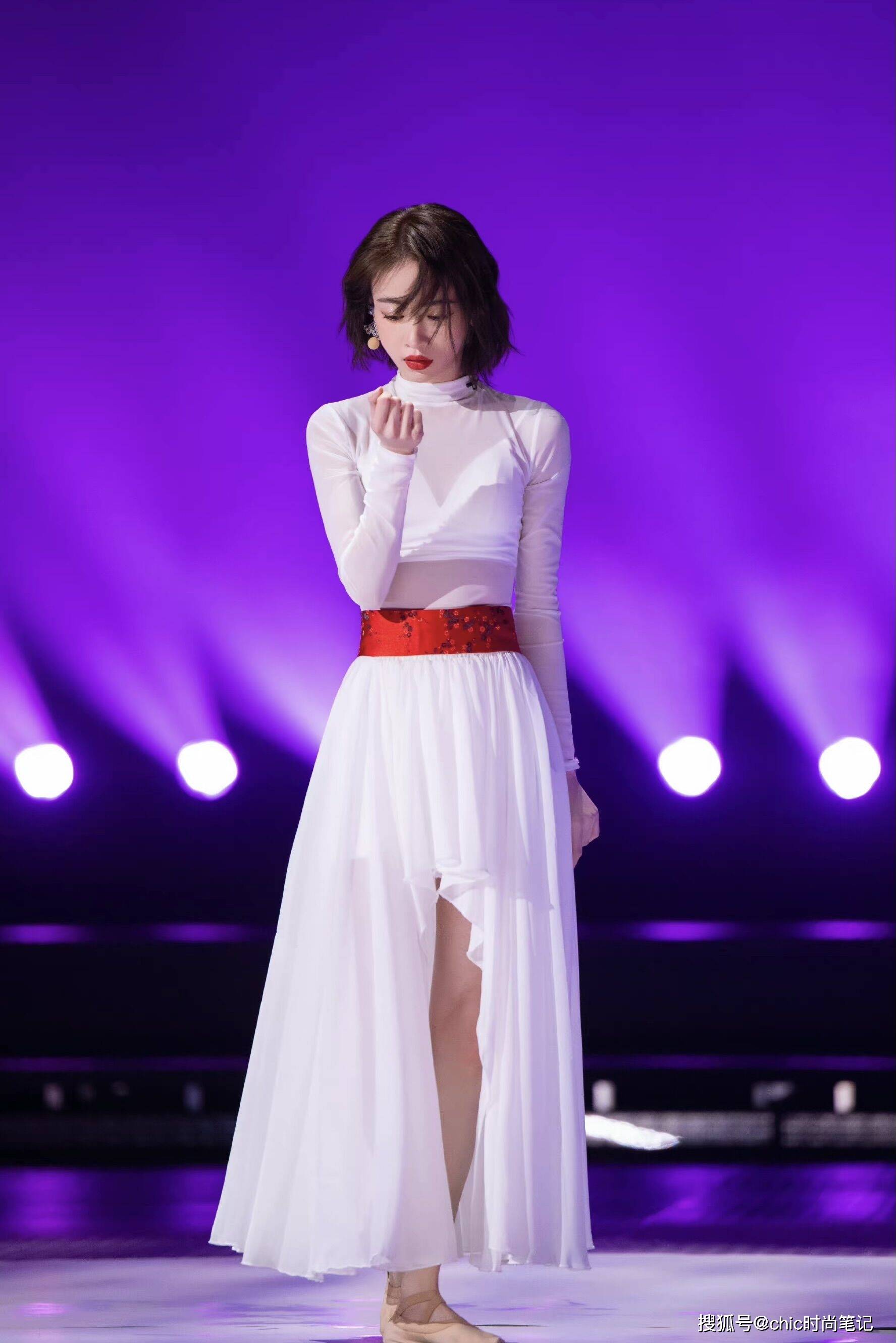 就好像娜姐说的,虽然她唱歌不是强项,跳舞也不太行,但她穿着恨天高站