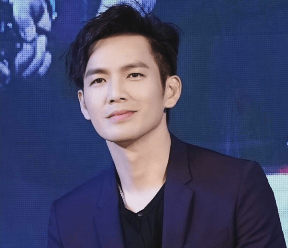 另外,两人的工作室地址相同,钟汉良周边产品黑花贸易公司的法人代表