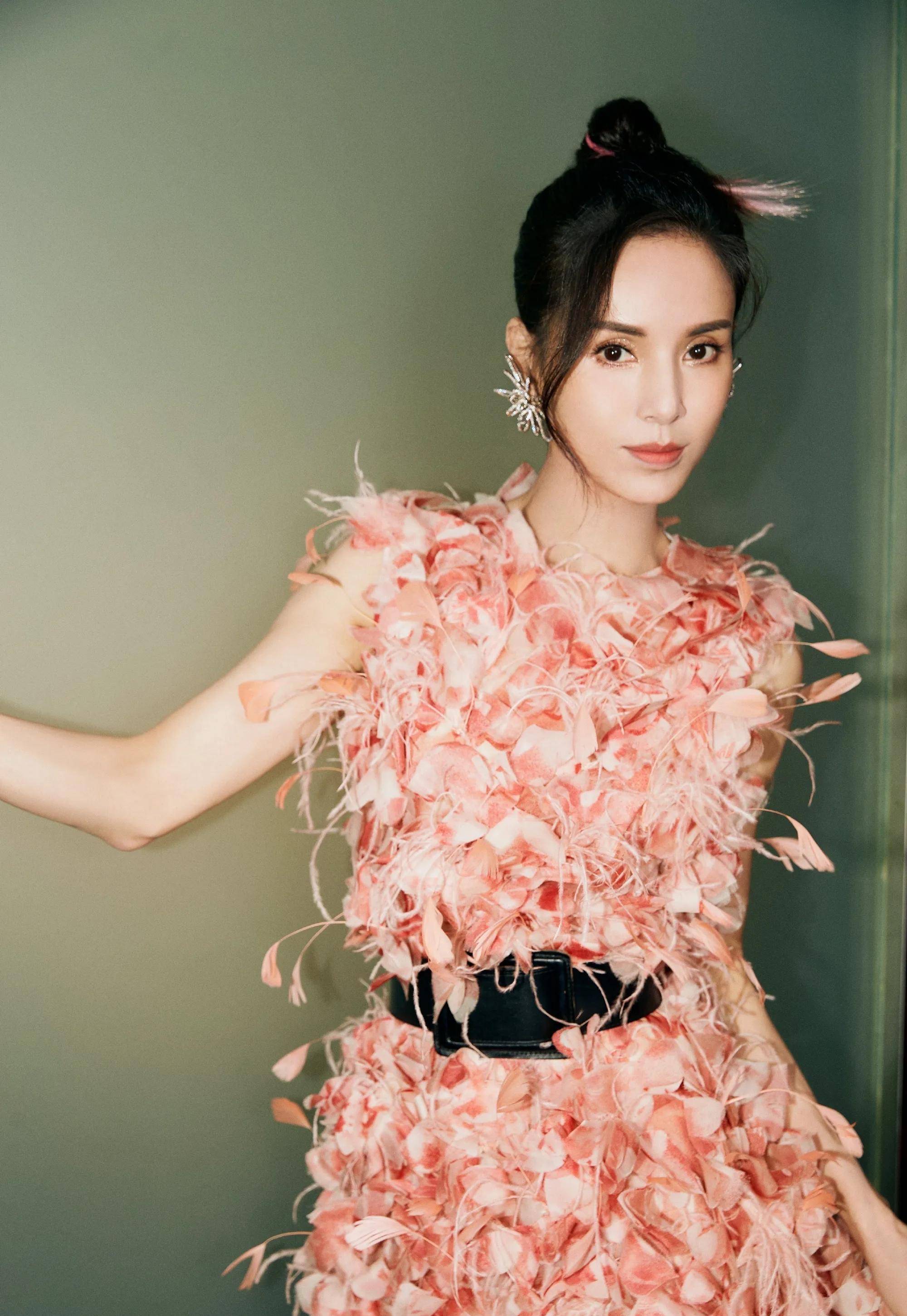 原创小龙女李若彤童年旧照罕曝光一袭红裙清纯可爱