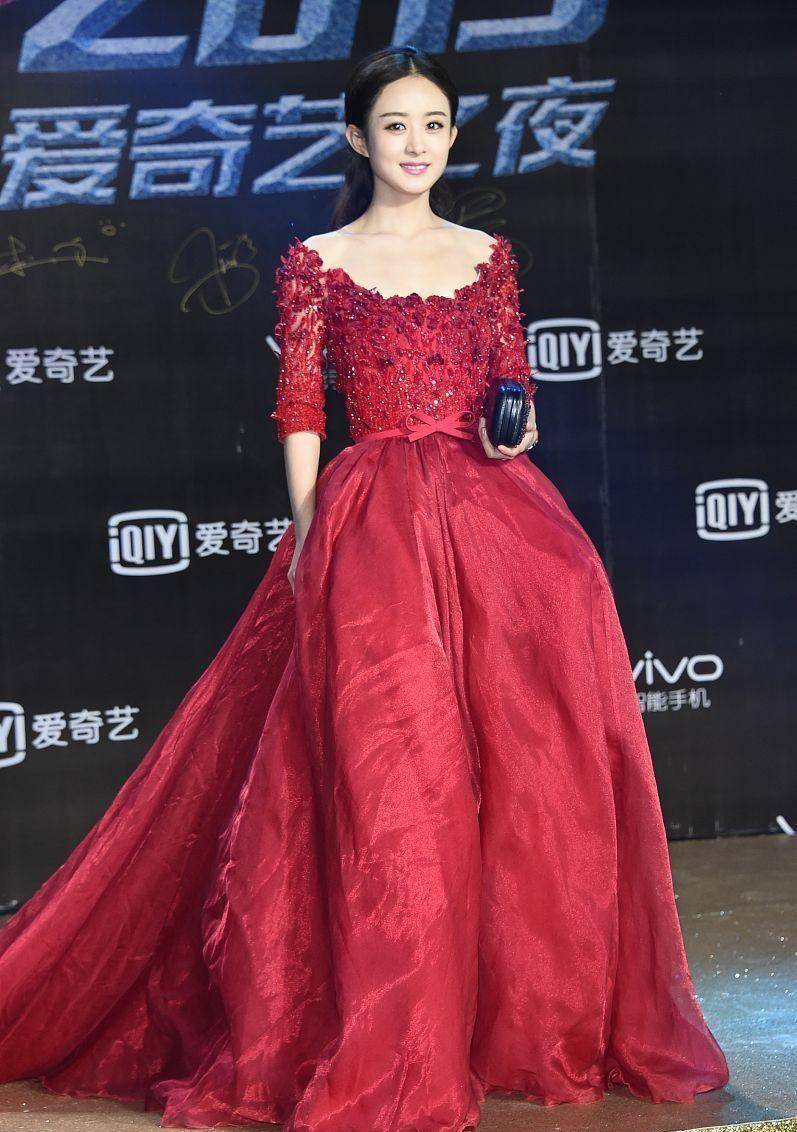 喜欢礼服裙装的小仙女们快来看看赵丽颖的"露肩"礼服裙吧,红色的礼服