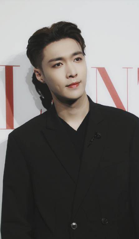 张艺兴生图比精修绝,路人角度下五官精致优越,拍照动作暴露喜好-第3张