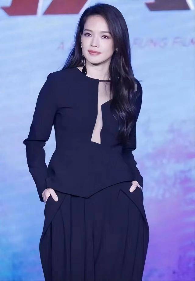 女神舒淇携夫现身,冯德伦盯着媳妇一脸痴汉笑,黑色套装性感大方