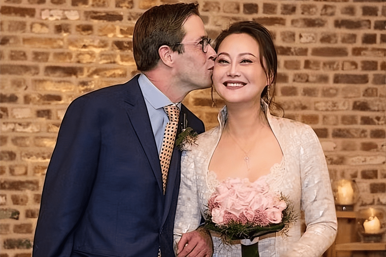 90年代,红极一时的3位女星,宋佳在国外定居,石兰身家几十亿_周洁_因为