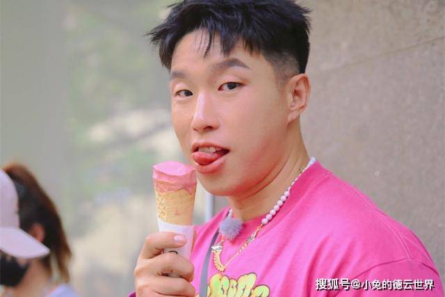 德云社烧饼生日,粉丝们纷纷留言祝福,却被德云七队生日歌抢镜