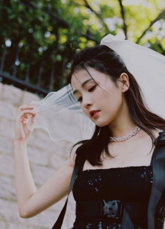 原创白鹿参加活动无滤镜生图曝光唇边的小黑圈格外抢镜