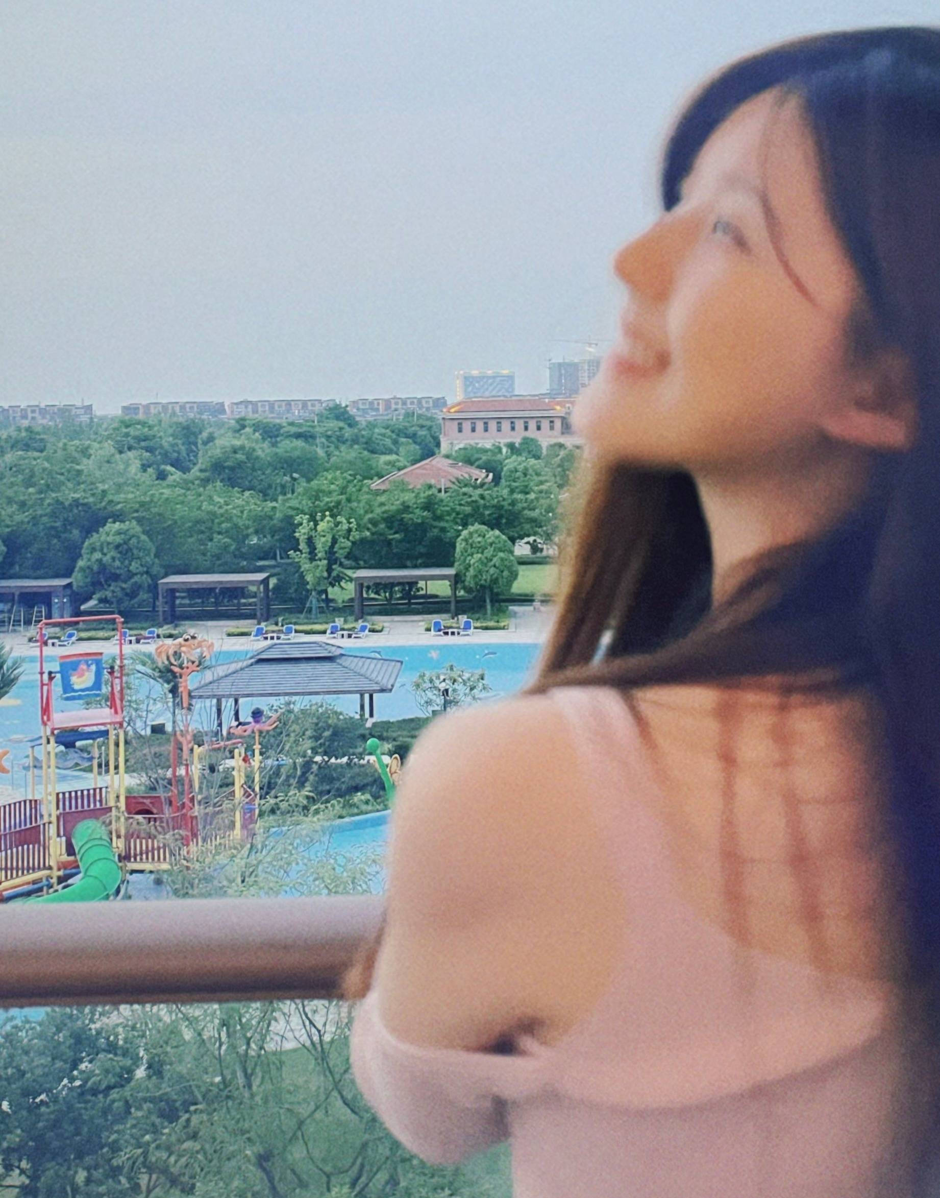 赵露思穿紧身背心身段窈窕 小露香肩气质又纯又欲