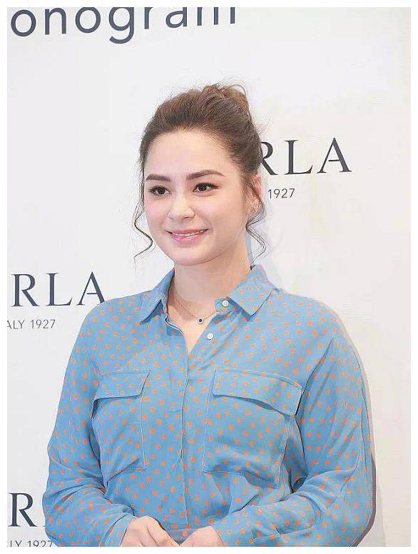 原创阿娇胖到收不住穿波点衬衫配半身长裙亮相直筒腰身看着好壮硕